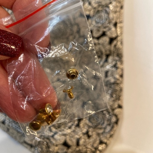 NWT~Faux Patent Leather Floral Crossbody Purse w/Rhinestone Rivets & Keychain - Picture 13 of 16